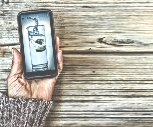 展示品里有一杯清水。图片下载