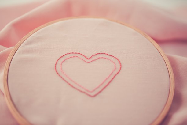 粉红色绣花的心图片下载