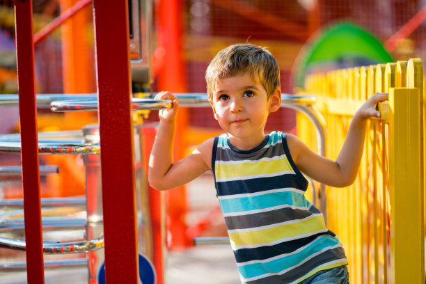 小男孩在拐角处等着图片下载