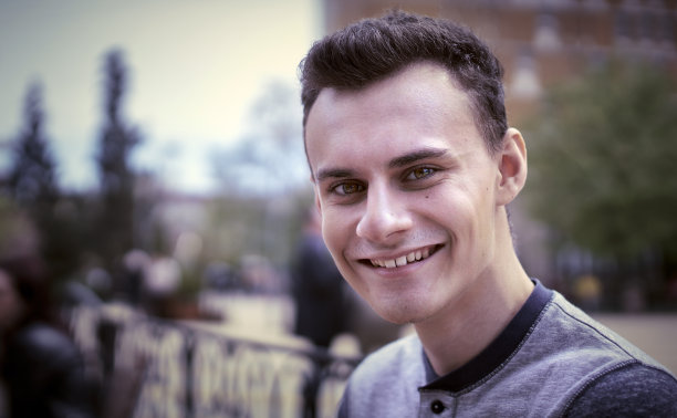 十几岁的男孩，都市风格图片下载