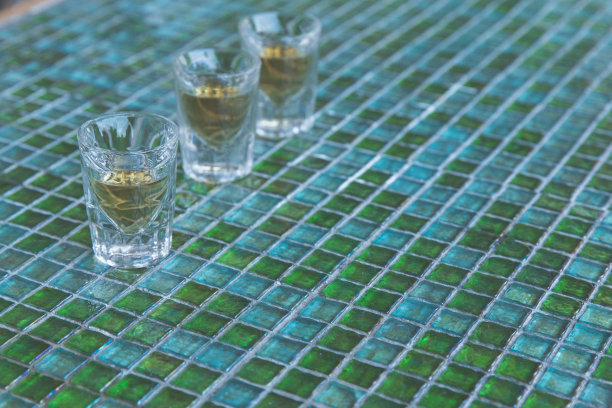 酒吧里摆着一排龙舌兰烈酒图片下载