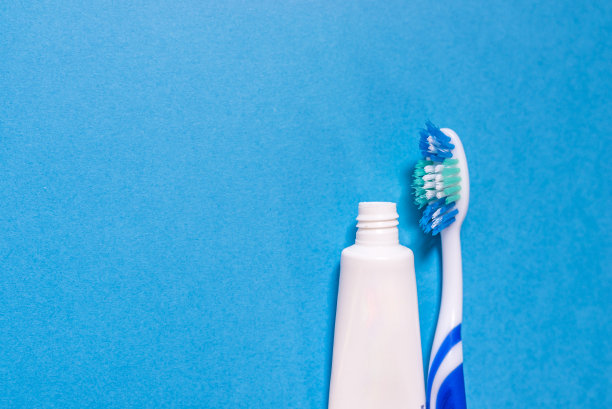 牙刷和牙膏管。图片下载