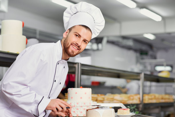 糕点师在厨房里做蛋糕图片下载