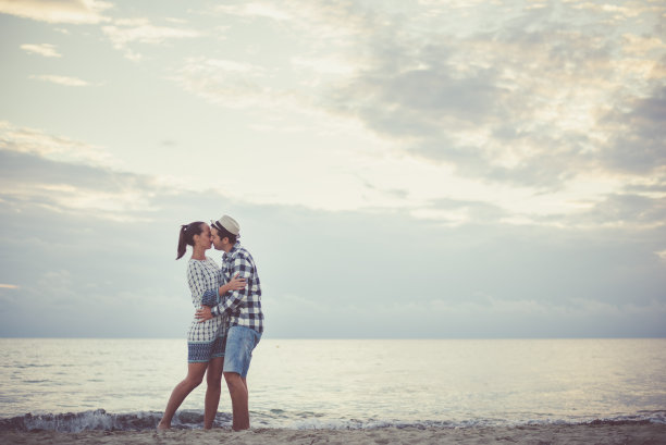 海滩上的浪漫情侣图片下载