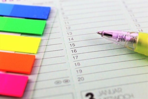 一个彩色的概念形象的日历与一支笔图片下载