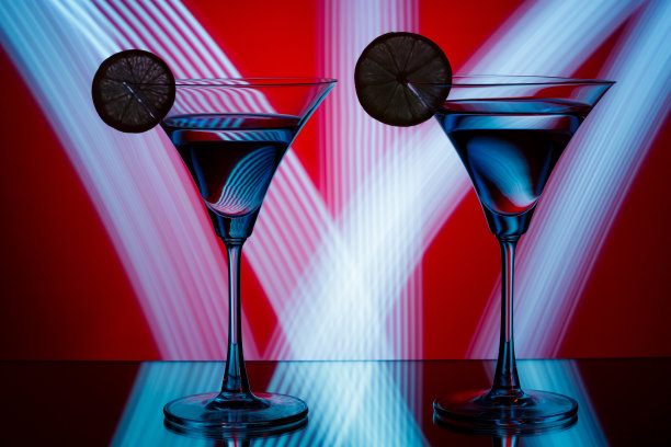 夜总会里眼镜的剪影图片下载