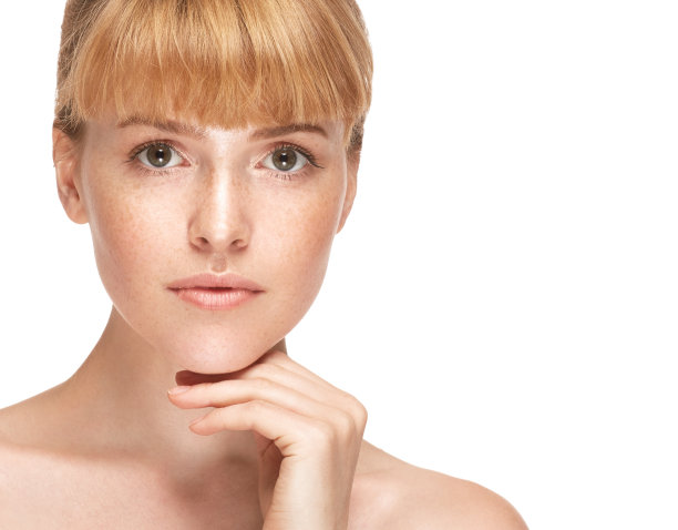 美女的脸肖像。美丽的水疗模特女孩与完美的新鲜干净的皮肤。黑发女人看着镜头微笑。青春护肤理念。图片下载