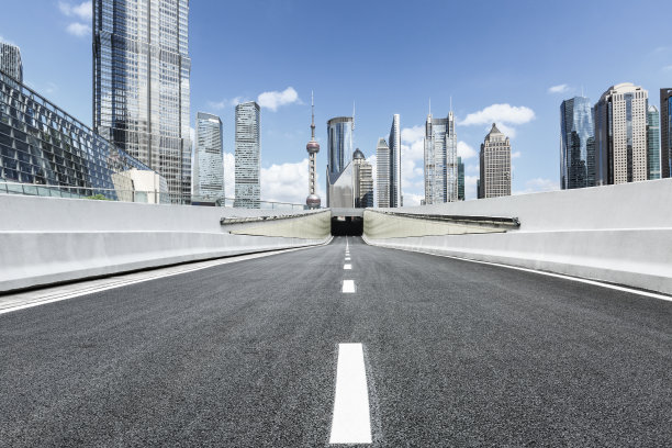 上海陆家嘴金融区商业大厦和柏油路风光图片下载