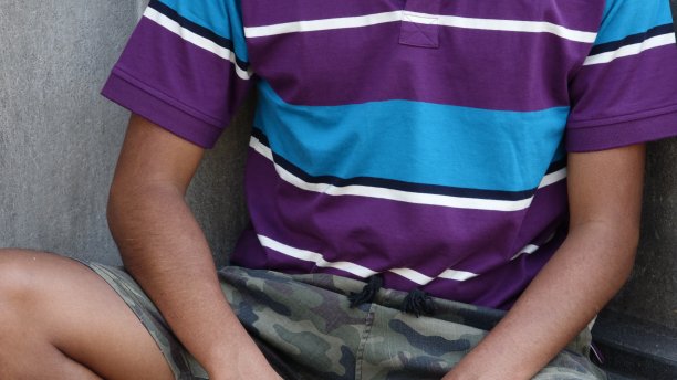 十几岁的男孩坐在图片下载