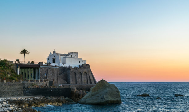 日落时的福里奥全景，索可索教堂，伊斯基亚，佛勒格里安群岛，第勒尼安海，意大利，南欧图片下载