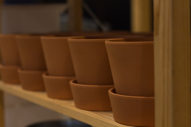架子上一排一排的陶土花盆图片下载
