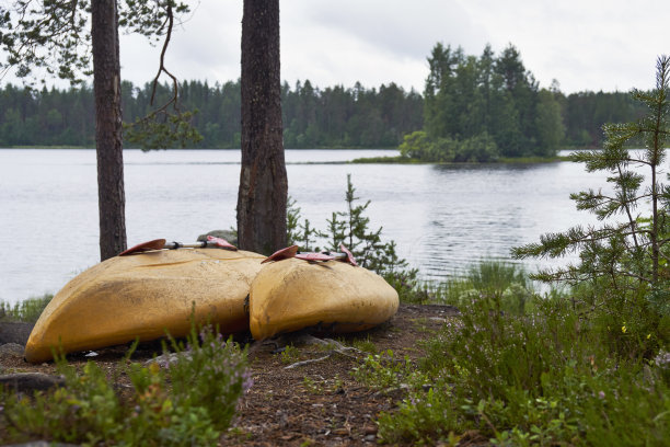 塑料皮艇躺在湖岸上图片下载