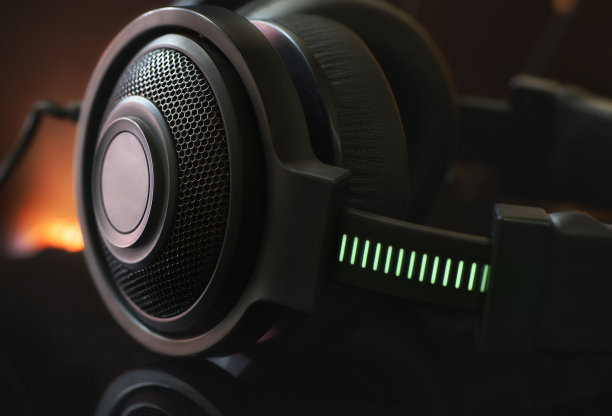 黑色的耳机。图片下载