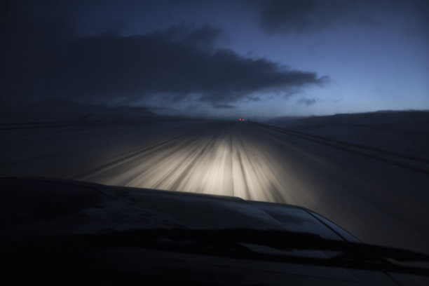 冬季道路极端天气驾驶图片下载