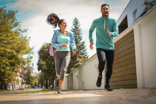 年轻夫妇一起锻炼。图片下载