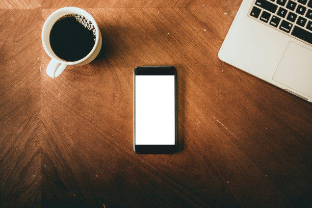 桌上的电话，咖啡和笔记本电脑图片下载