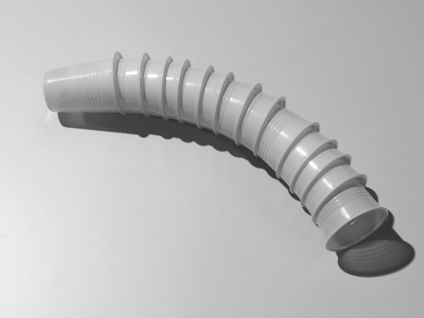 灰色背景上的塑料杯图片下载