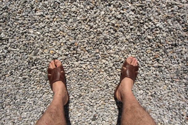 人的脚踩在石头地上图片下载