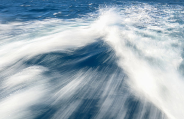 船的尾流与动态模糊图片下载