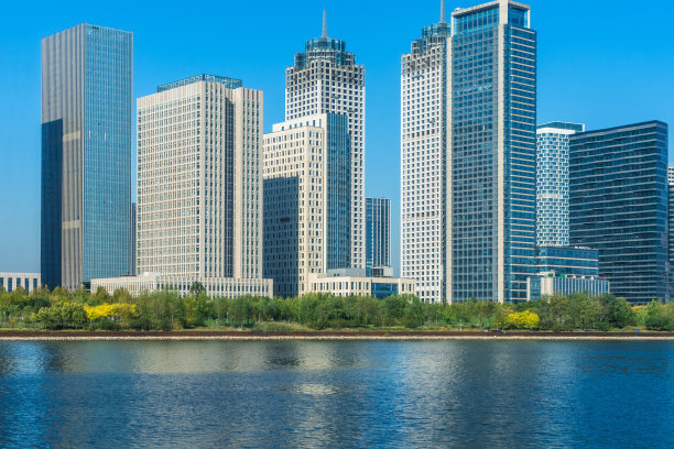 现代城市滨水区市中心天际线，中国。图片下载