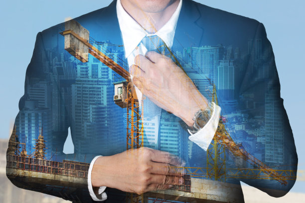商人打着领带打扮好看，建筑起重机、城市景观和建筑下的蓝天作为商业、工业和愿景的领导者理念图片下载