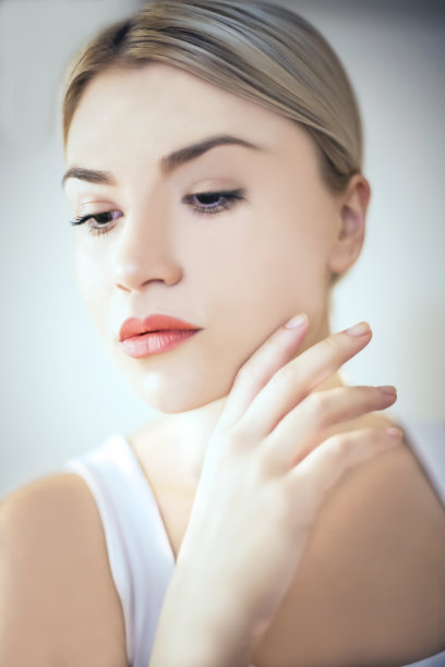 金发碧眼的美丽女人。图片下载