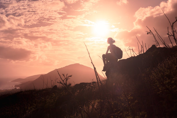 女人在山顶欣赏风景图片下载
