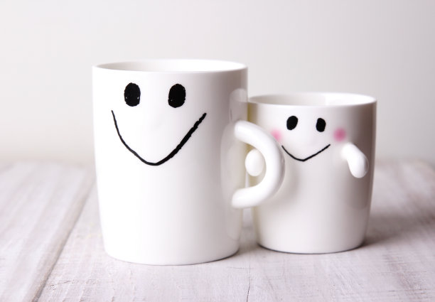 父亲节概念，杯子放在桌上。图片下载