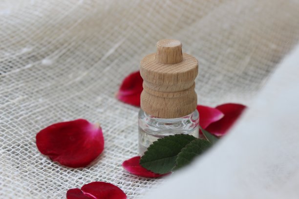 玫瑰油和花瓣图片下载