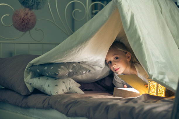 女孩凝视着某人图片下载