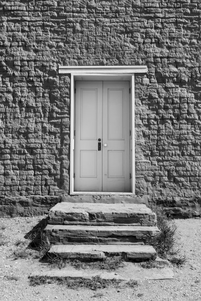 古老的石头教堂的台阶和木门图片下载
