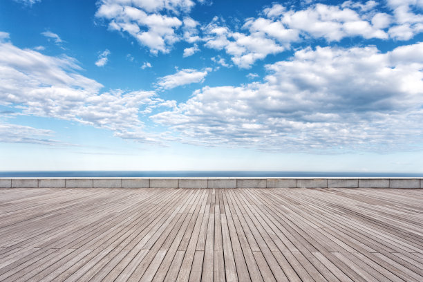 空荡荡的木地板，蔚蓝的天空，美丽的大海素材图片