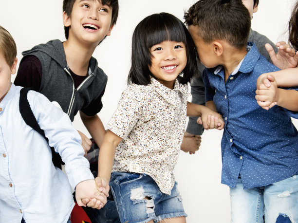 一群孩子在玩图片下载