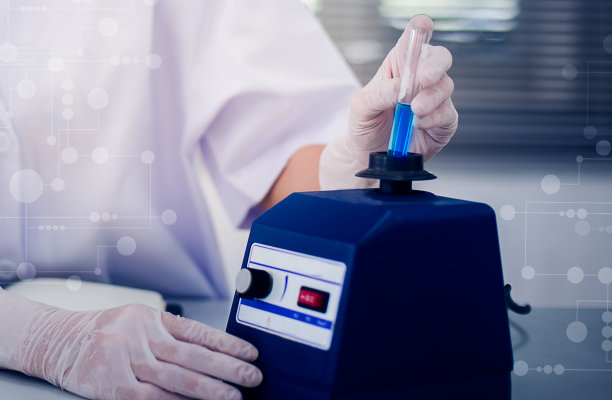 照片号:644475433年轻的亚洲科学家带着试管在临床实验室进行研究。科学、化学、技术、生物和人的观念图片下载