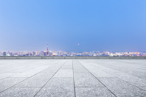 空大理石地板与现代城市景观在黄昏图片下载