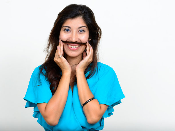 白底衬托着一头直发的漂亮女人图片下载