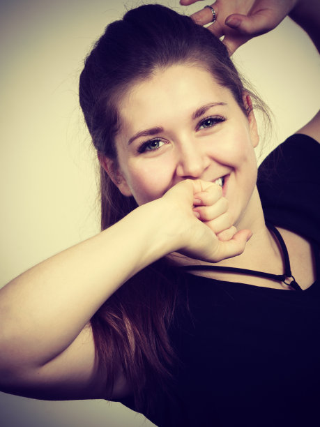 快乐的女人在工作或睡觉后伸展身体图片下载