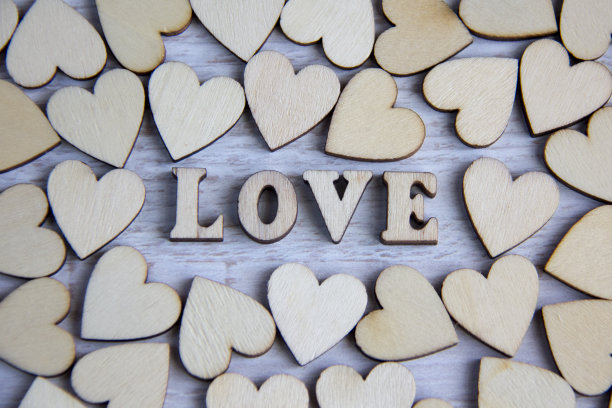 心形的天然树木。爱情主题概念以木心为情人节的背景和爱情主题。木头字母“我爱你”。图片下载