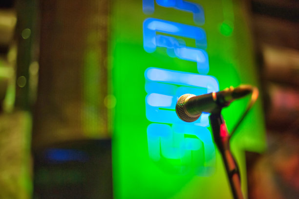 麦克风在舞台上图片下载