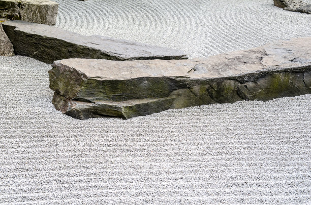 传统的日本禅宗花园，灰色的石头和平坦的岩石图片下载