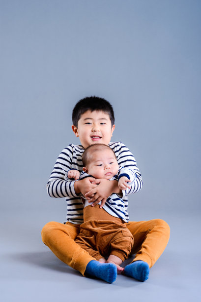 男孩抱着婴儿图片下载