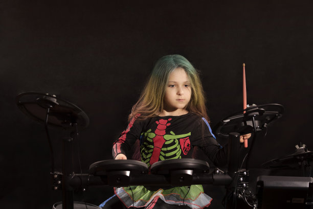 小女孩的鼓手图片下载