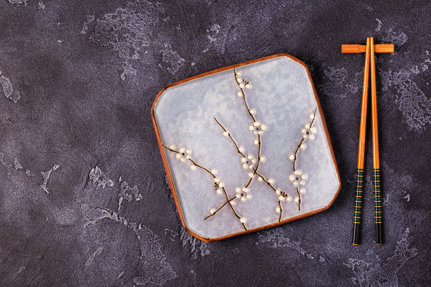 盘子和木筷子。图片下载