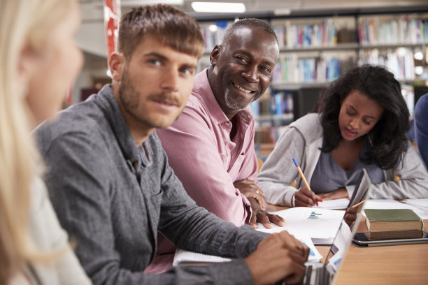 成熟大学生小组合作项目图片下载