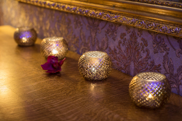 桌子上烛台上的装饰蜡烛。图片下载