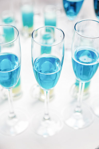 杯中的蓝色香槟图片下载