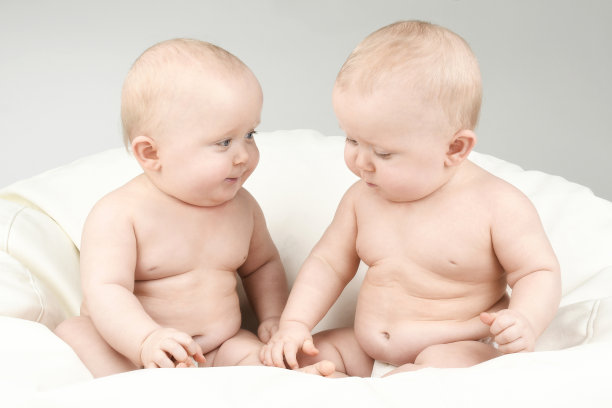 同卵双胞胎图片下载