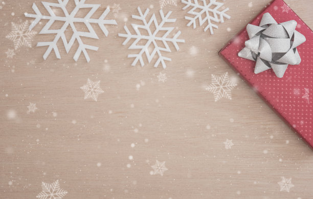 圣诞背景与装饰礼品盒和雪花在木板上。图片下载