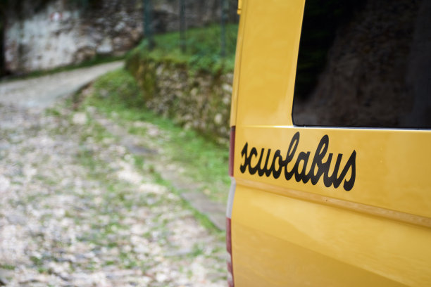 校车停在乡下图片下载