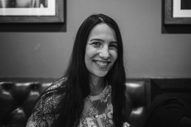 坐在咖啡厅沙发上的时尚女孩。照片黑白风格。图片下载